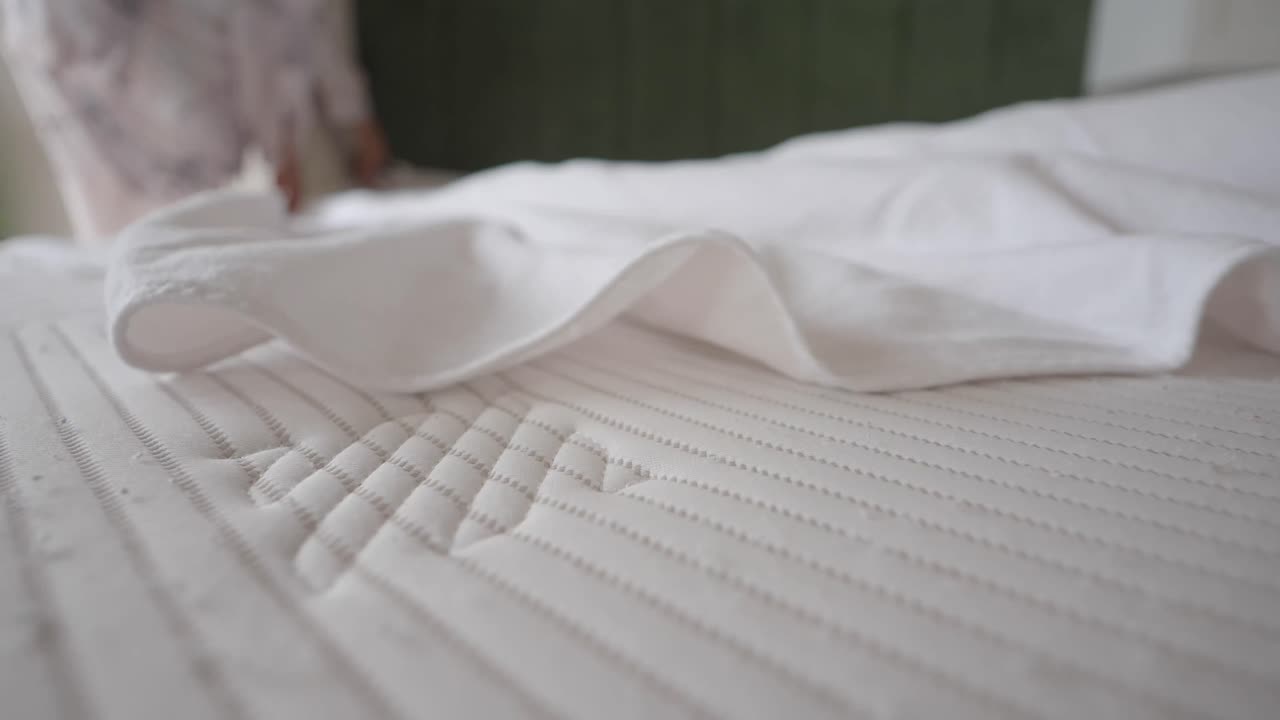 Primo piano di un materasso pulito e confortevole