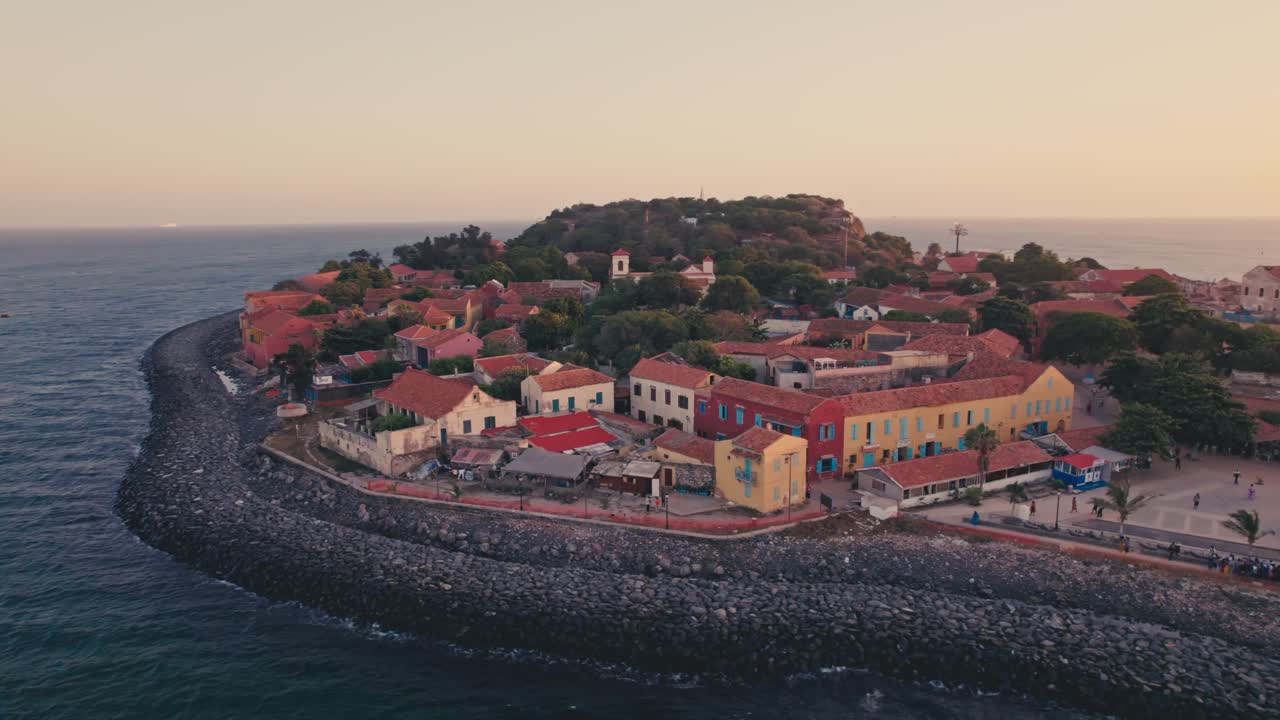 Vista aerea dell'isola di Gorée, un sito Patrimonio dell'Umanità UNESCO, è magica di giorno con un tramonto incantevole