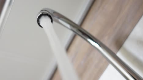 agua del grifo con agua corriente