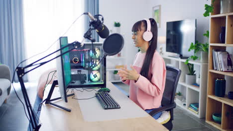 gaming vlogger grabando y transmitiendo un podcast