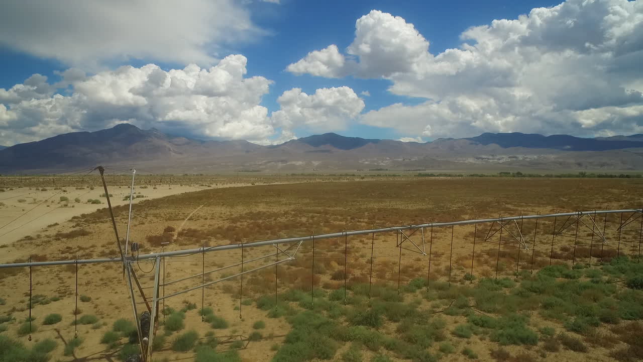 una antena sobre la región seca del valle de owens de california con líneas de riego en primer plano 1