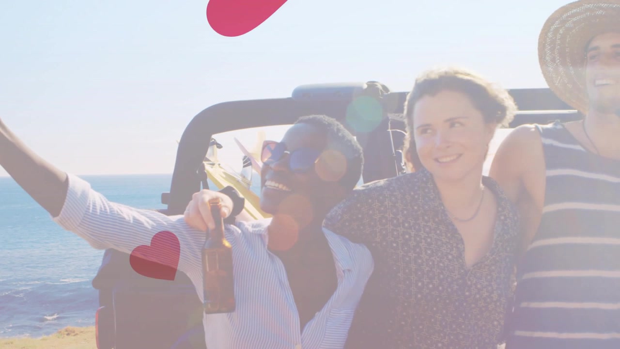 Mujer extendiendo un smartphone, un grupo entrelazando los brazos en un descapotable, corazones creciendo, creando contenido de viaje