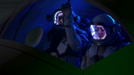 astronautas en la cabina de una nave espacial