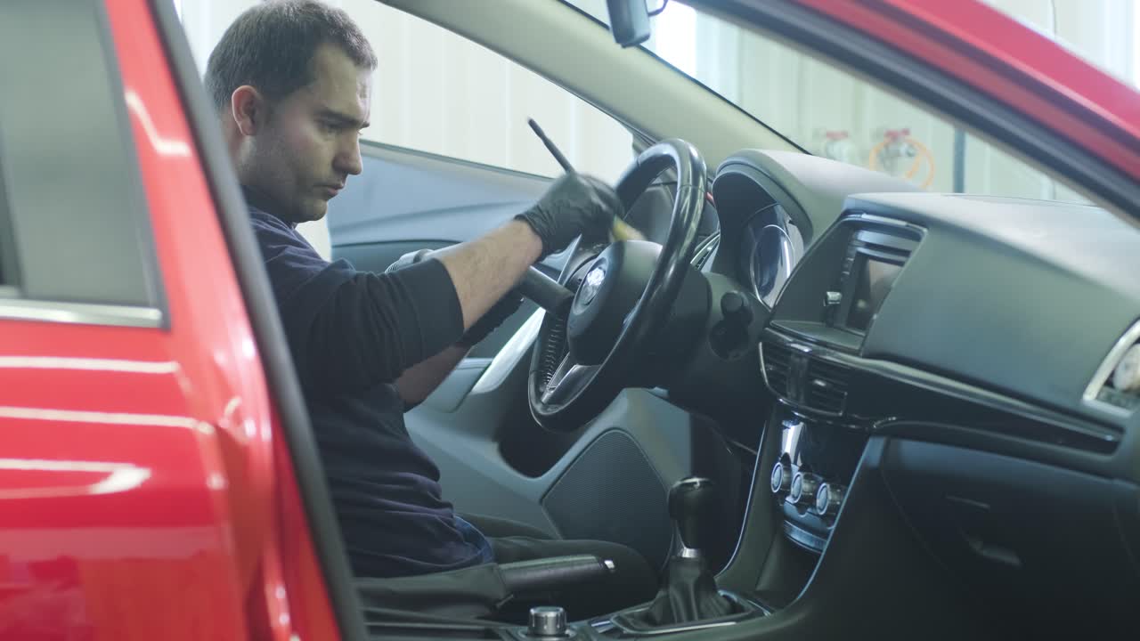 limpieza profesional de automóviles. lavado de sars. detalles interiores. limpieza en seco y detalles del interior de un automóvil. limpeza profunda de asientos. limpeza de espuma en el lavado de automóviles; limpieza del panel del automóvil del polvo. una aspiradora