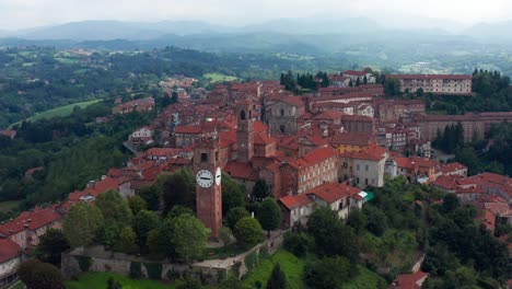 Vista-Aérea-De-Los-Tejados-Rojos-De-Los-Edificios-De-La-Comuna-De-Vicoforte.