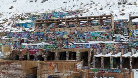 construido en la ladera de una montaña en 1920 en el extremo sur de genola, utah, el antiguo molino tintic procesó oro, plata, cobre y plomo desde 1921 hasta 1925