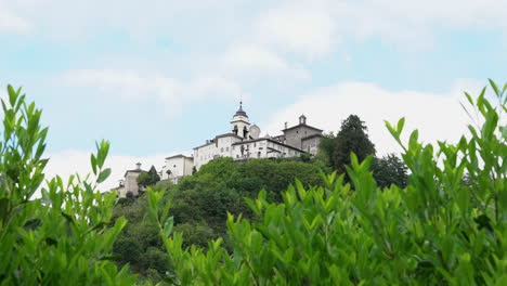 una vista desde la distancia de la montaña sagrada de varallo, un complejo devocional cristiano, un patrimonio mundial de la unesco si en italia