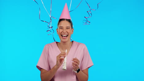 cumpleaños, divertido y globos con una enfermera mujer