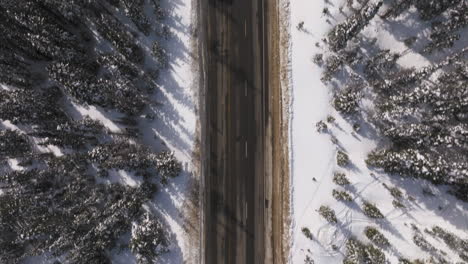 Luftaufnahme-Von-Oben-Nach-Unten-Von-Autos,-Die-Eine-Straße-In-Den-Colorado-Rockies-Hinunterfahren