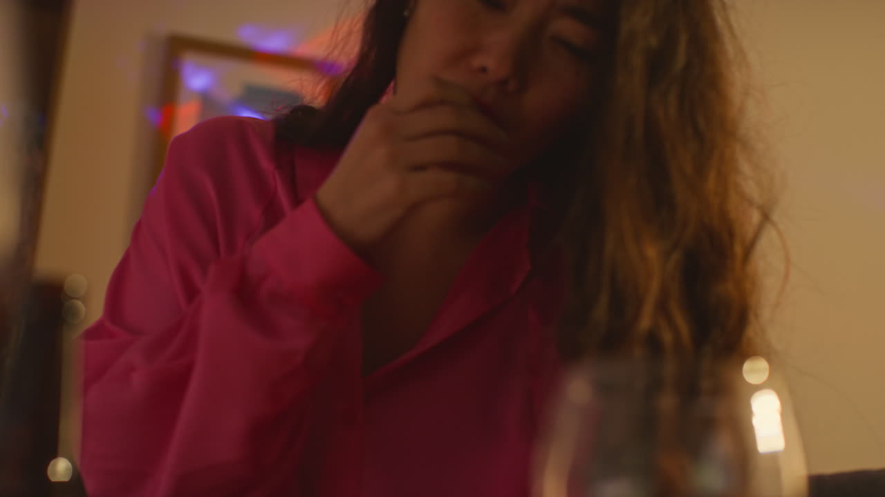 집 파티 에서 알코올 을 마신 후 소파 에 앉아 있는 여자 의 근접 사진