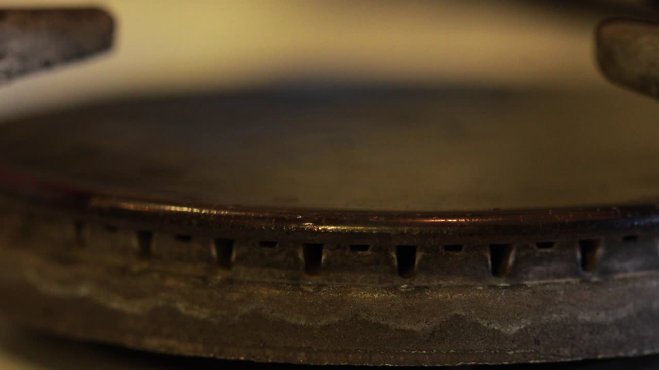 detalles con un fósforo ardiente encendiendo una vieja estufa de gas tradicional.