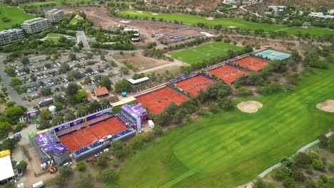 Cancha-De-Tenis-Y-Golf,-Ubicada-En-Chicureo,-Comuna-De-Cerro,-Pais-De-Chile