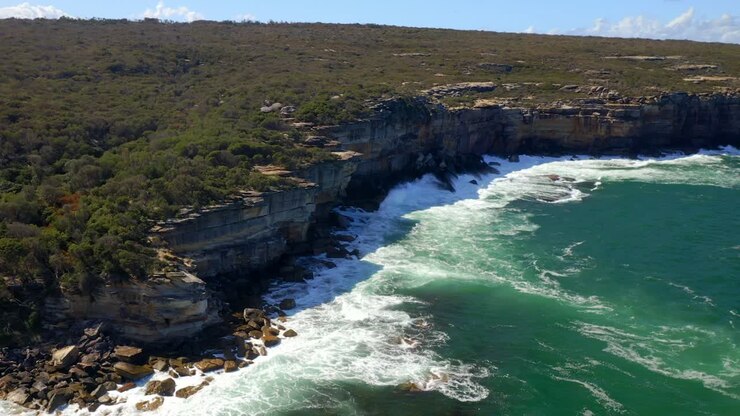 Scogliera, litorale e brughiera nel Parco Nazionale Reale in una giornata estiva a Sydney, NSW, Australia