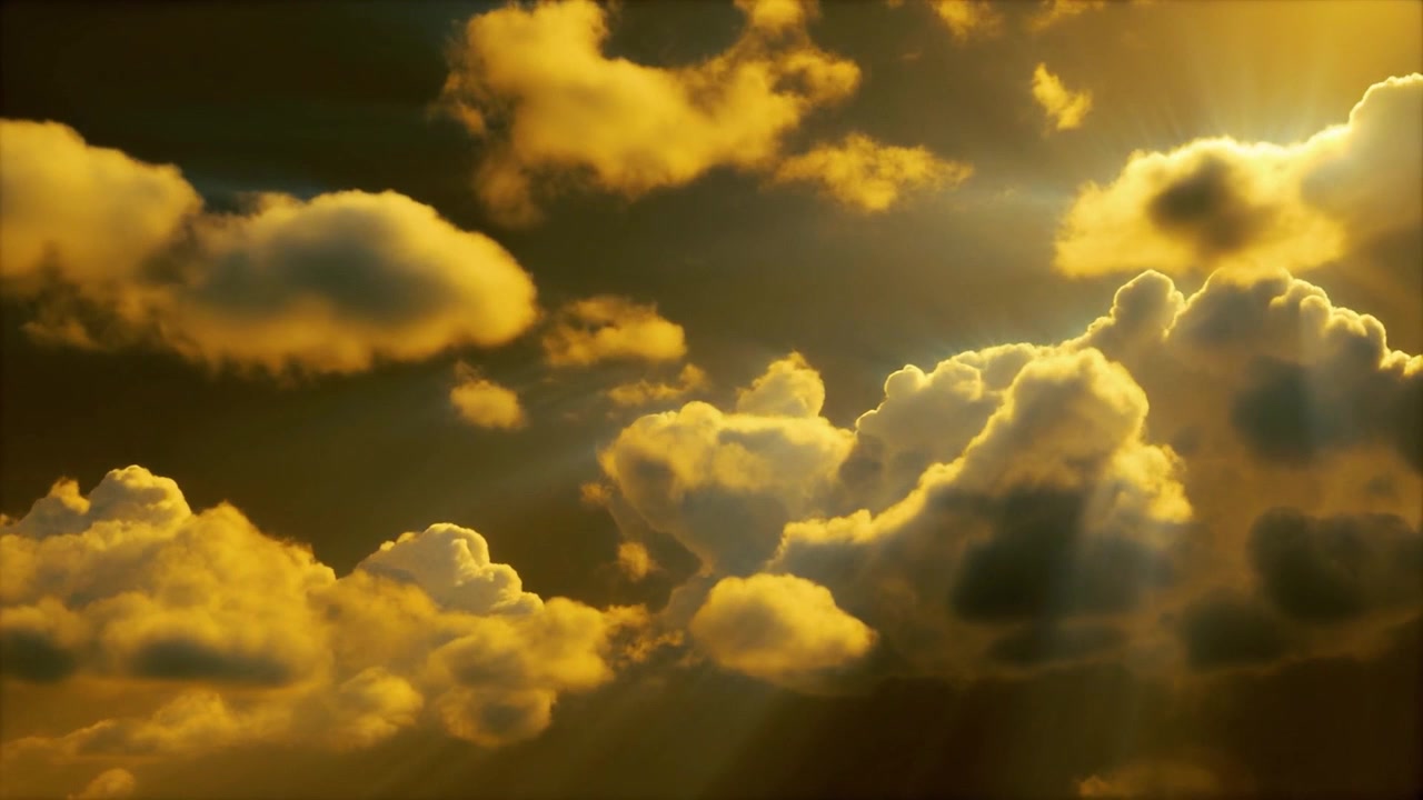 Goldene Sonnenuntergangswolken mit strahlenden Sonnenstrahlen