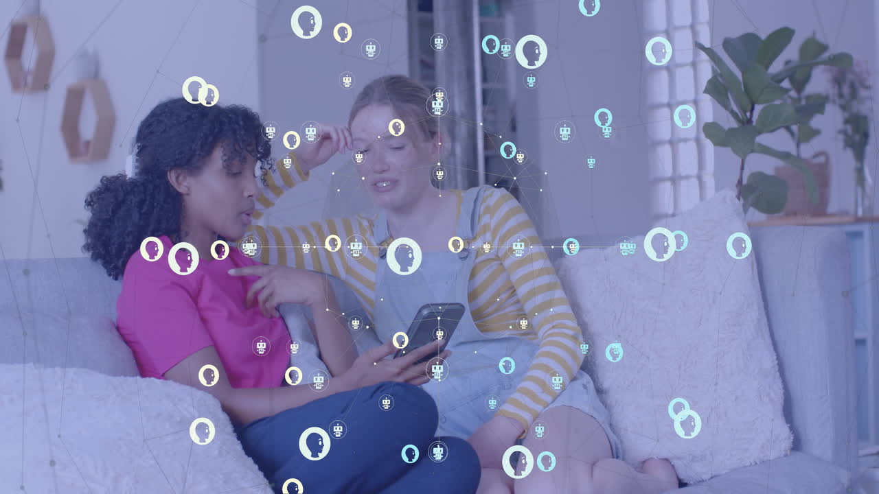 animación de iconos y procesamiento de datos sobre diversas mujeres que utilizan teléfonos inteligentes