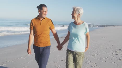 Pareja-Caucásica-Mayor-Disfrutando-Del-Tiempo-En-La-Playa