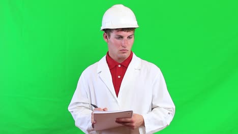 inspector escribiendo en su cuaderno