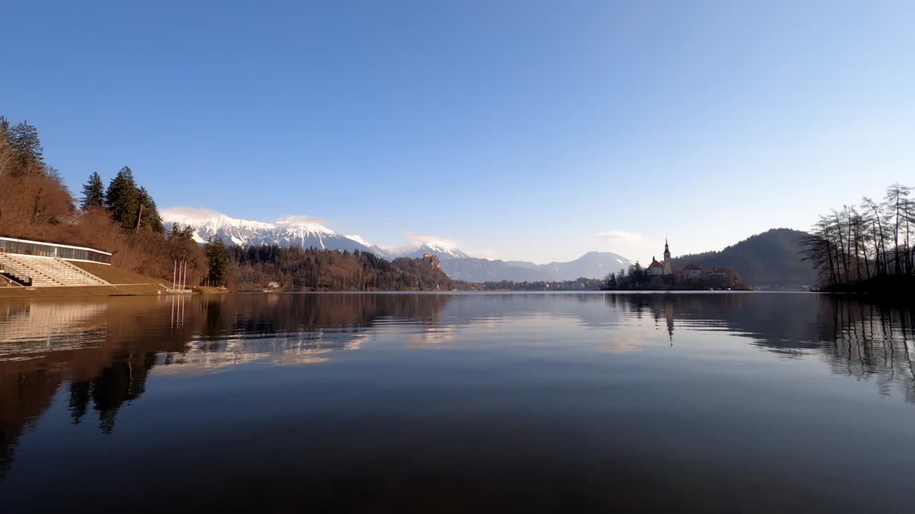 슬로베니아, 교회와 눈 덮인 알프스를 배경으로 피를 흘리는 호수