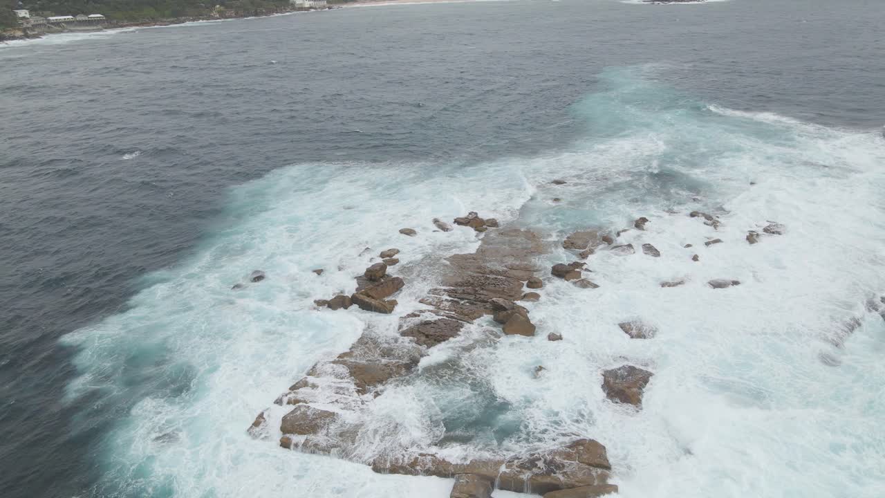 olas rompiendo en la isla del pastel de bodas - isla de lemo cerca de la playa de coogee en sydney, nsw, australia