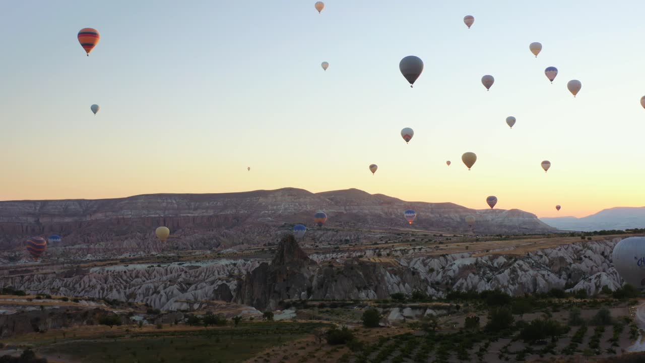 vista aérea de drones de coloridos globos aerostáticos volando sobre capadocia al amanecer de verano