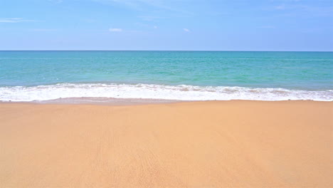 Statische-Aufnahme-Des-Ozeans-Mit-Ruhigen-Wellen,-Die-An-Einem-Hellen,-Sonnigen-Tag-Das-Ufer-Eines-Weißen-Sandstrandes-Auf-Einer-Tropischen-Insel-Erreichen