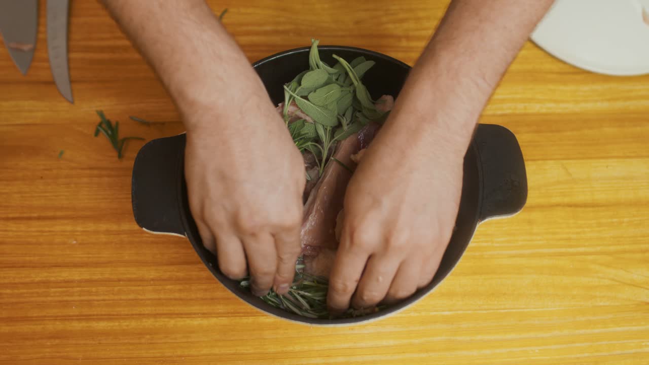 chef llenando la olla con carne de pavo y sopa de verduras como ingrediente