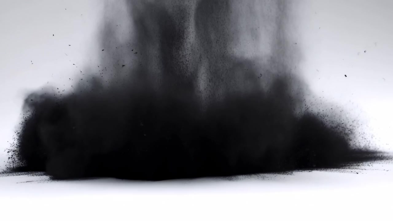 Un flusso concentrato di polvere nera cade su una superficie bianca, espandendosi in un'ampia voluta, un pennacchio che sale, polvere che si disperde e particelle sparse su uno sfondo da studio pulito e minimale.