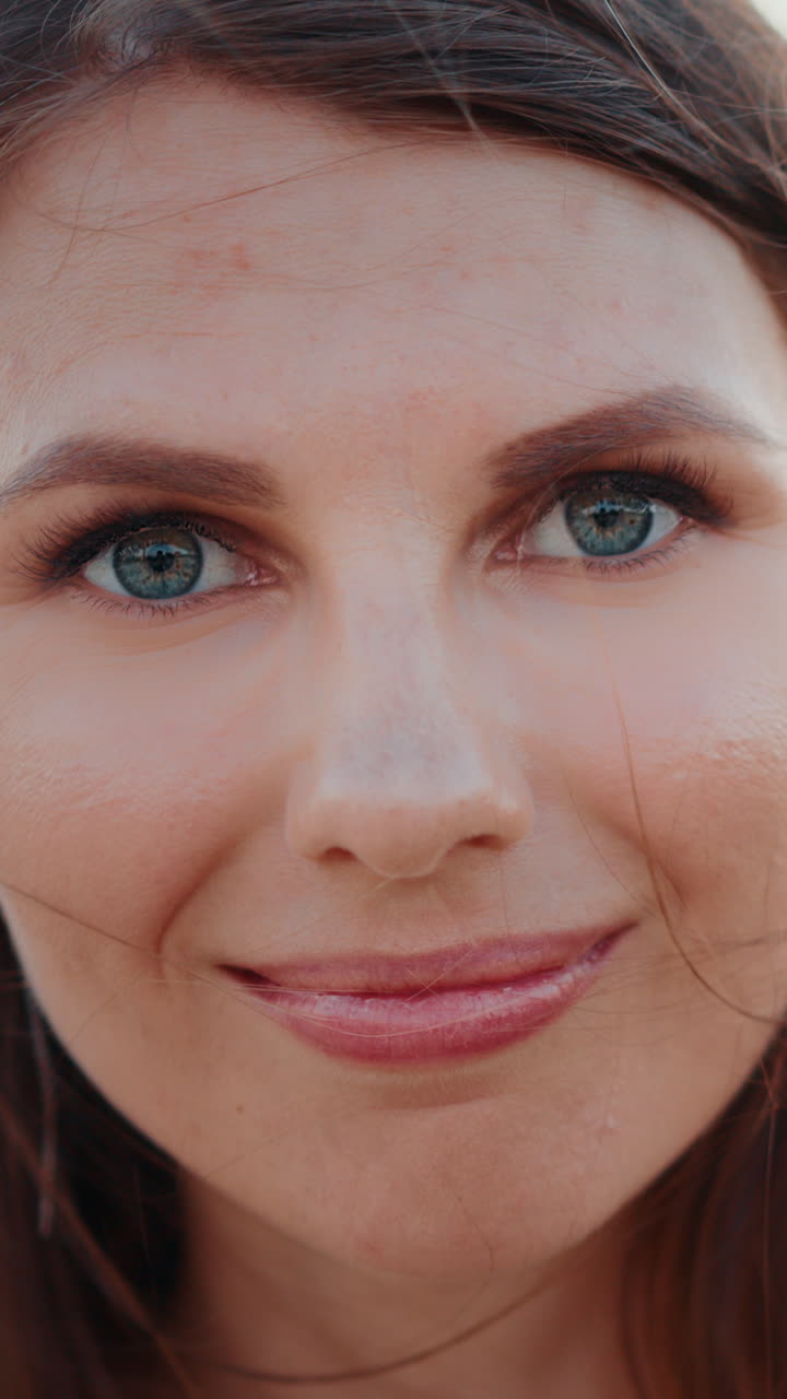 hermosa mujer con ojos azules