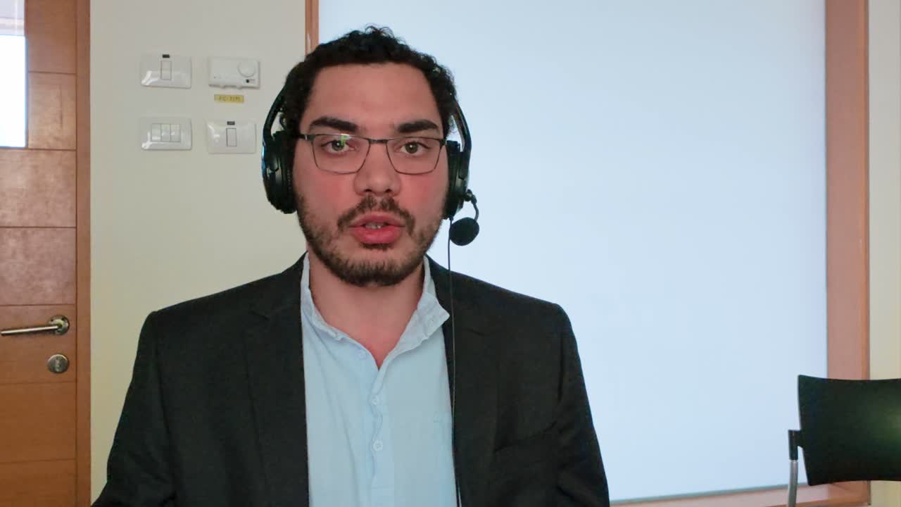 Focused Telecommuter in Deep Discussion Online