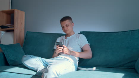 adolescente usando un teléfono inteligente en un sofá