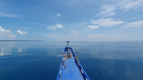 Vista-Desde-La-Proa-Del-Barco-Moviéndose-Lentamente-Sobre-Aguas-Tranquilas-Y-Planas-Del-Océano