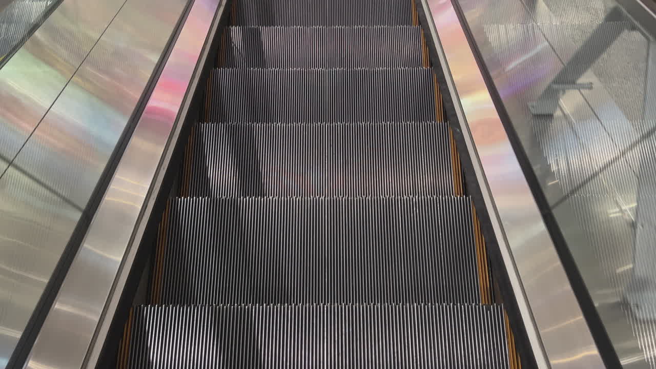 건물 내부의 에스컬레이터