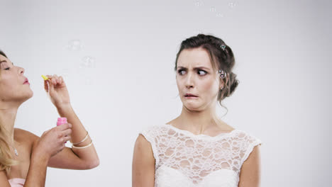 dama de honor soplando burbujas en cámara lenta serie de cabina de fotos de boda