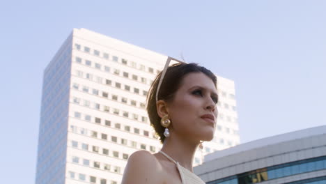 vista inferior de una mujer elegante con gafas de sol en la cabeza