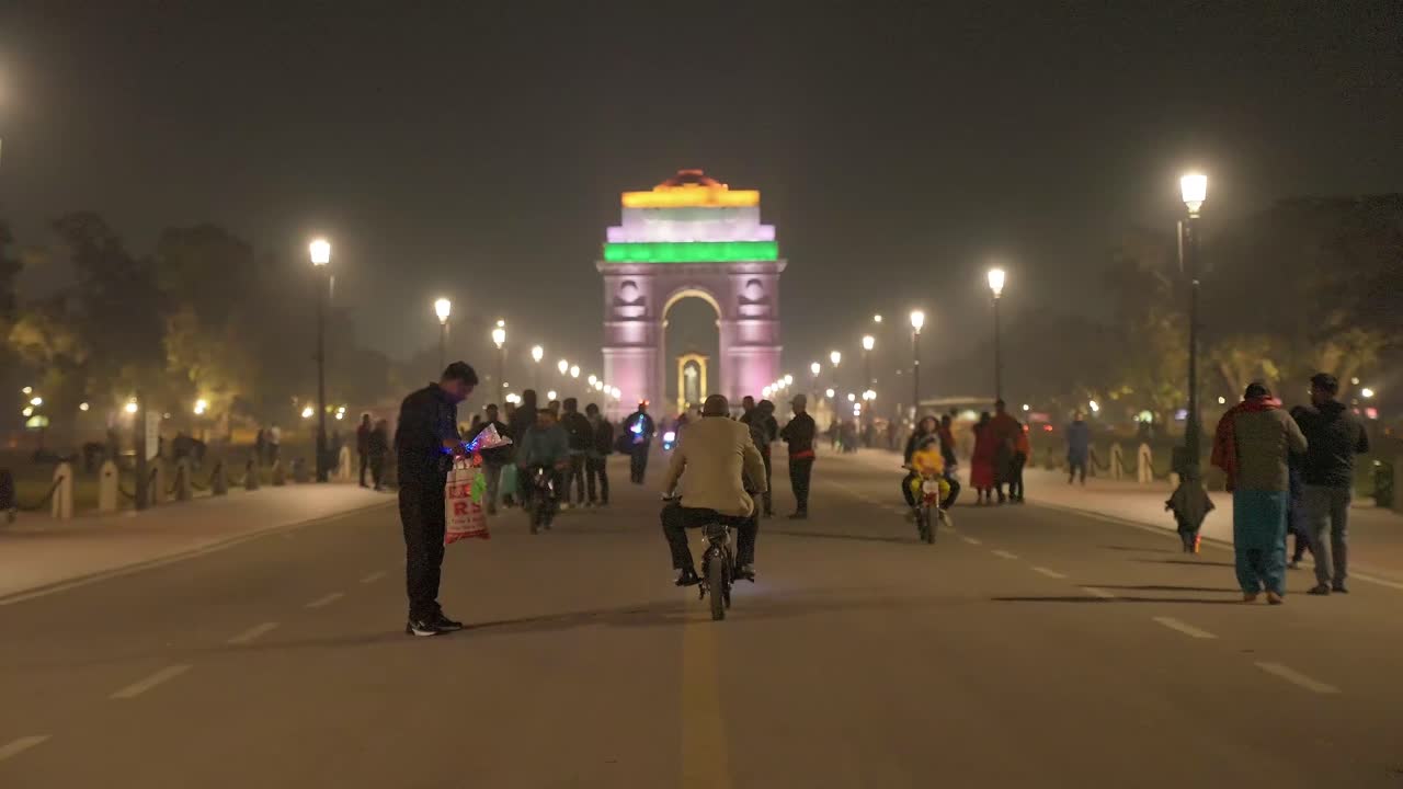 gente disfrutando en la puerta de la india