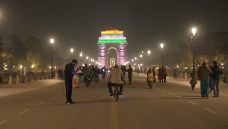 people enjoying at india gate