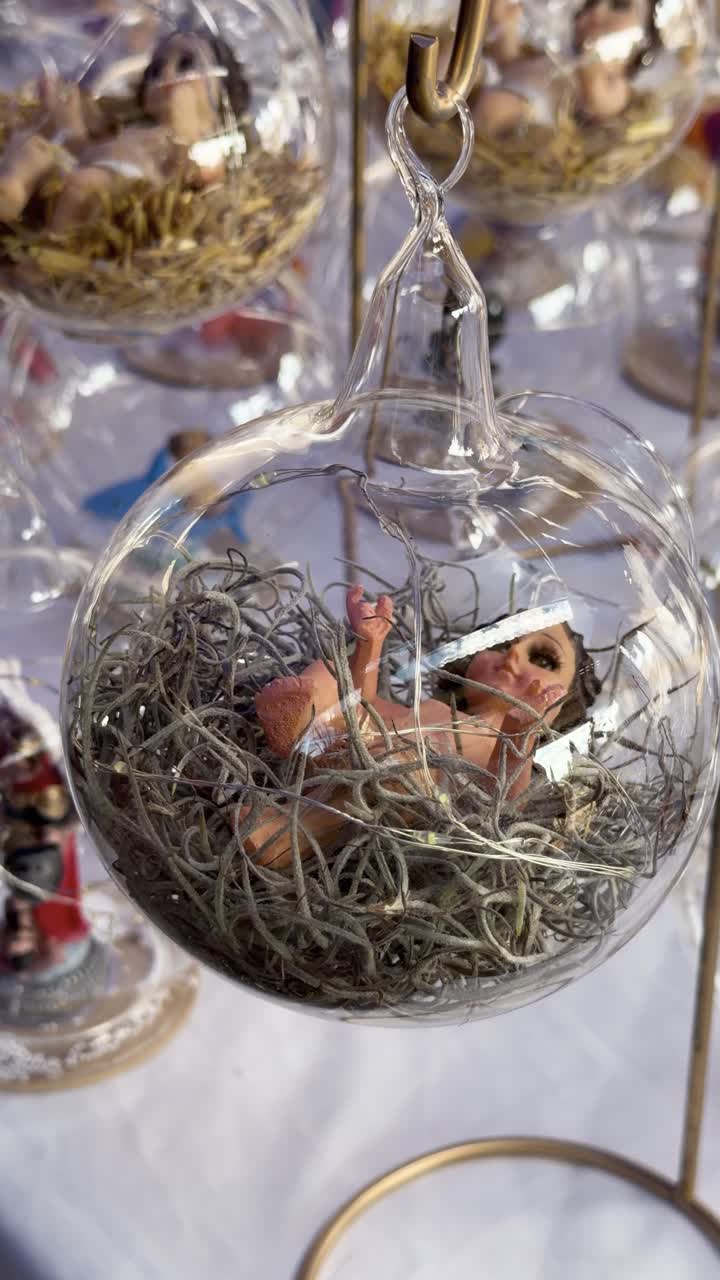 Saman içindeki bebek İsa figürlü Noel süsü, cam dekor.