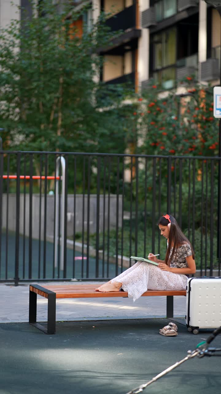 mujer estudiando al aire libre