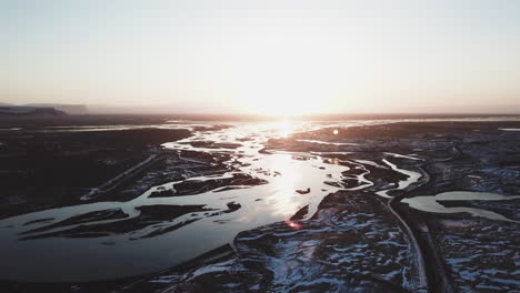 vista aérea del hermoso patrón del río en islandia