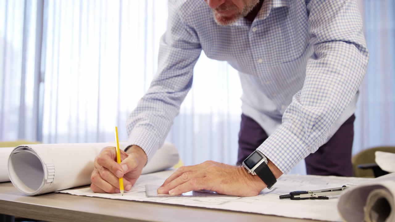 建築師在設計圖上工作