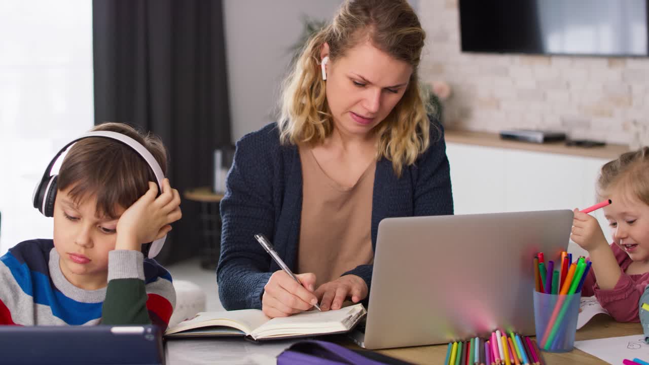 seguimiento de video de la familia en casa durante el bloqueo