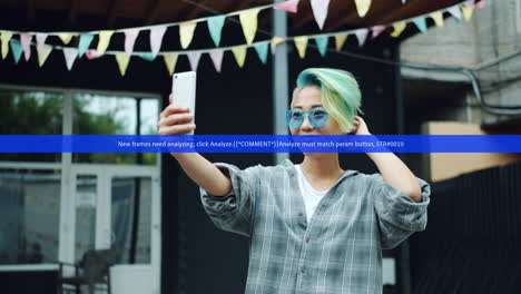 야외에서 셀카를 찍는 젊은 여성