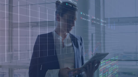 animación de datos financieros y gráficos sobre una mujer de negocios caucásica usando una tableta