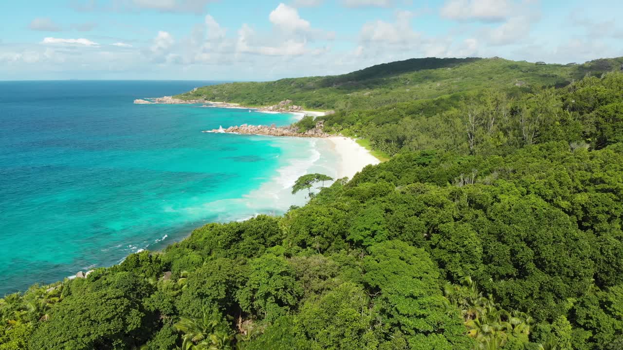 vista aérea de las playas blancas y aguas turquesas en anse coco, petit anse y grand anse en la digue, una isla de las seychelles