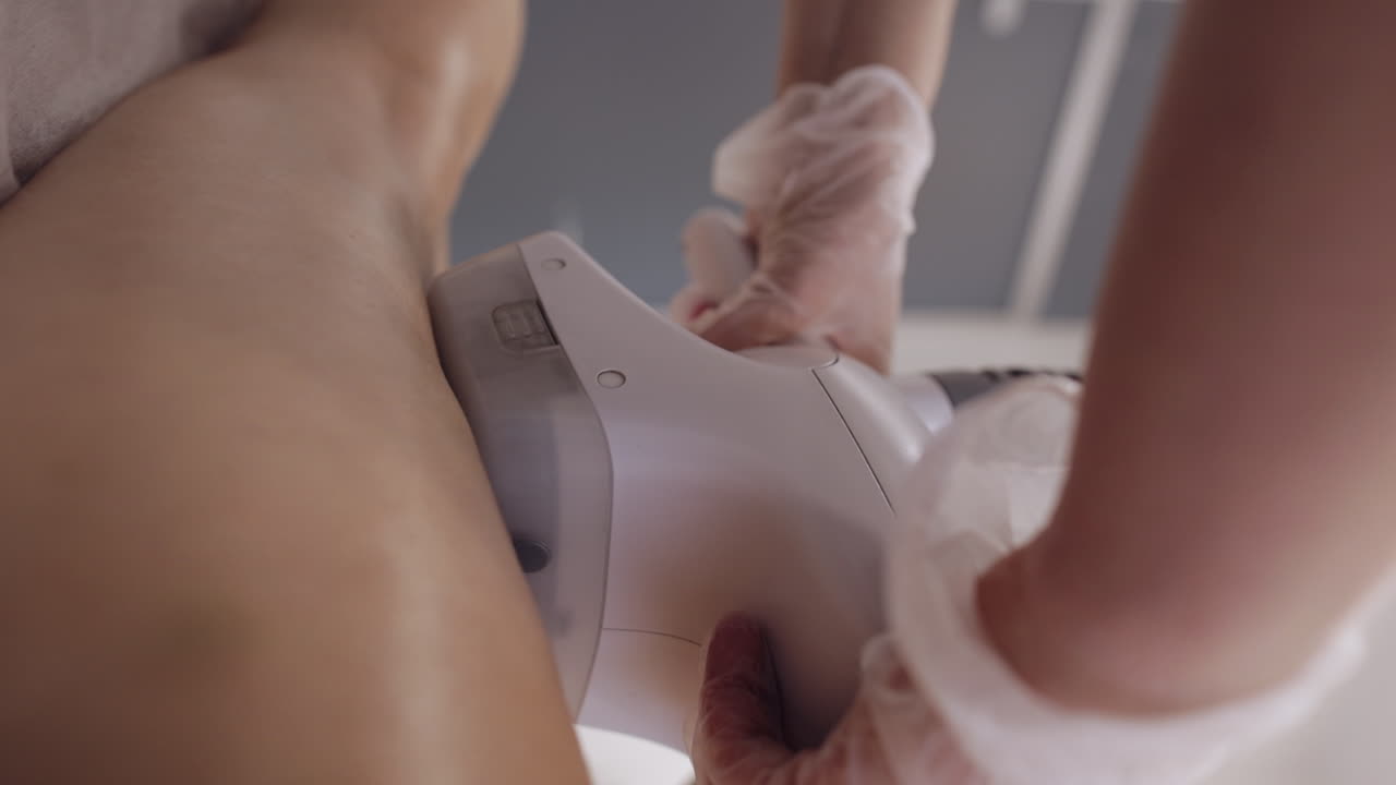 의사는 여성의 발에 lpg 진공 롤러 마사지를합니다. 스파 클리닉의 수정 수치입니다.