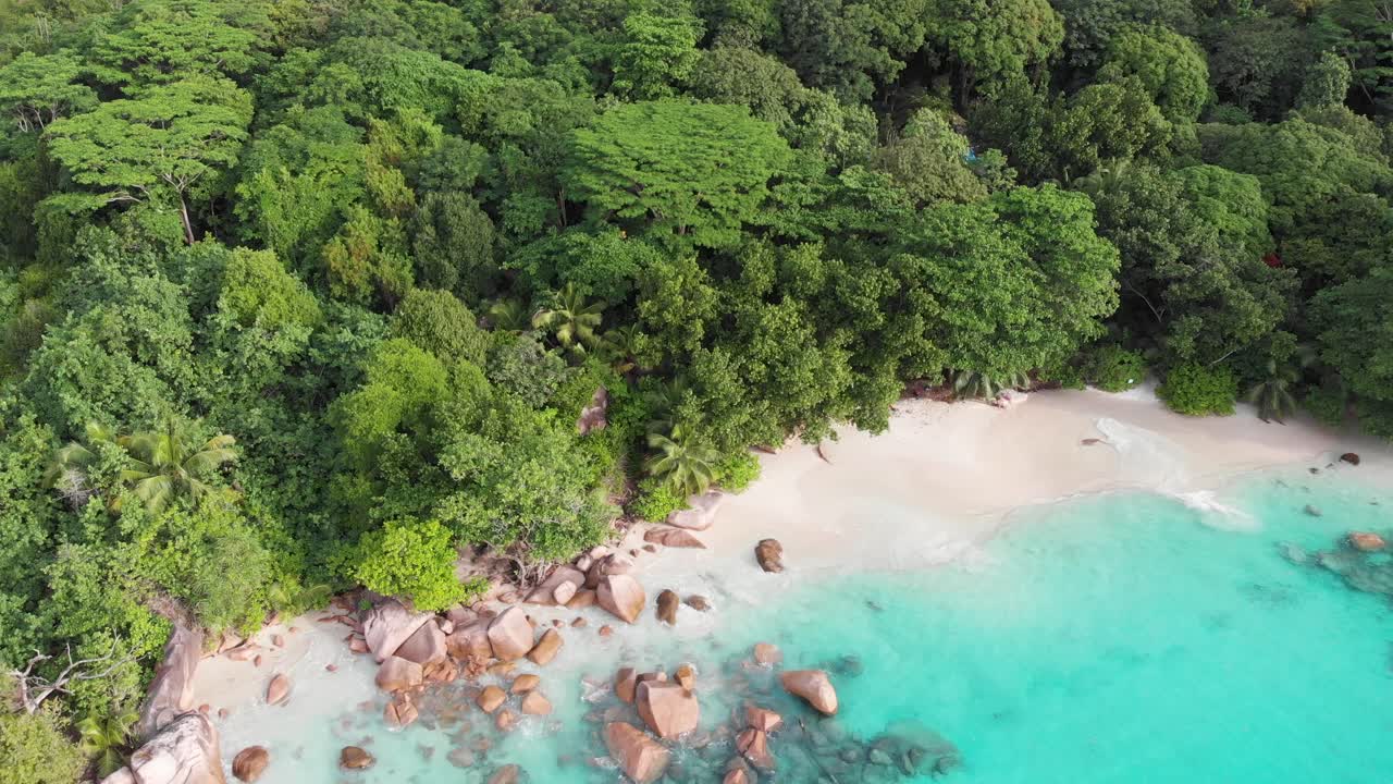Luchtfoto van de mooiste stranden en turquoise wateren van de Seychellen