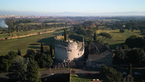 Mausoleum-Von-Cecilia-Metella,-Drohnenaufnahme-Im-Orbit-Entlang-Der-Via-Appia-Antica