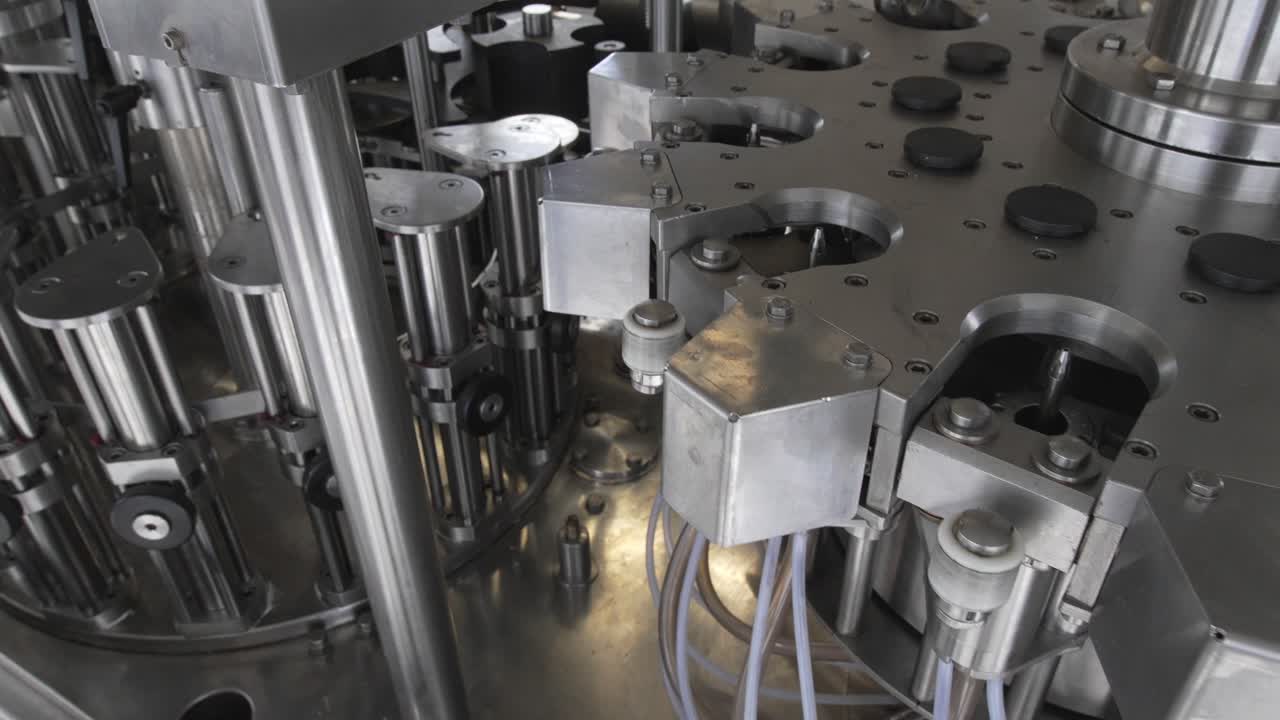 componentes de máquinas móviles de embotellado y etiquetado de vino que se prueban sin botellas