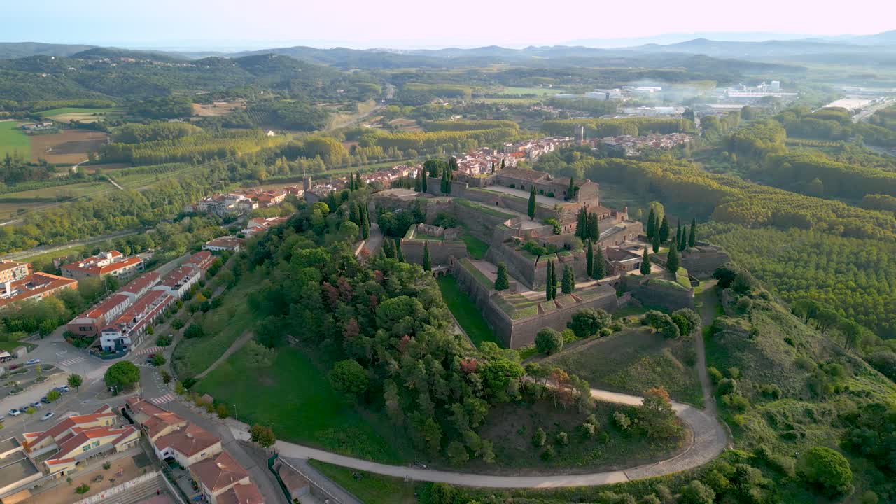 imagenes aereas de hostalric ciudad medieval en cataluña castillo turistico en la cima de la montaña turismo en la costa brava en españa