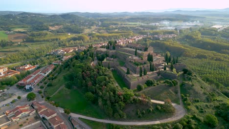 hostalric imagens aéreas cidade medieval na catalunha castelo turístico no topo da montanha turismo na costa brava na espanha